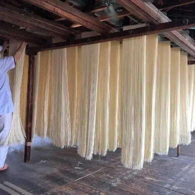 麺を屋内で乾燥